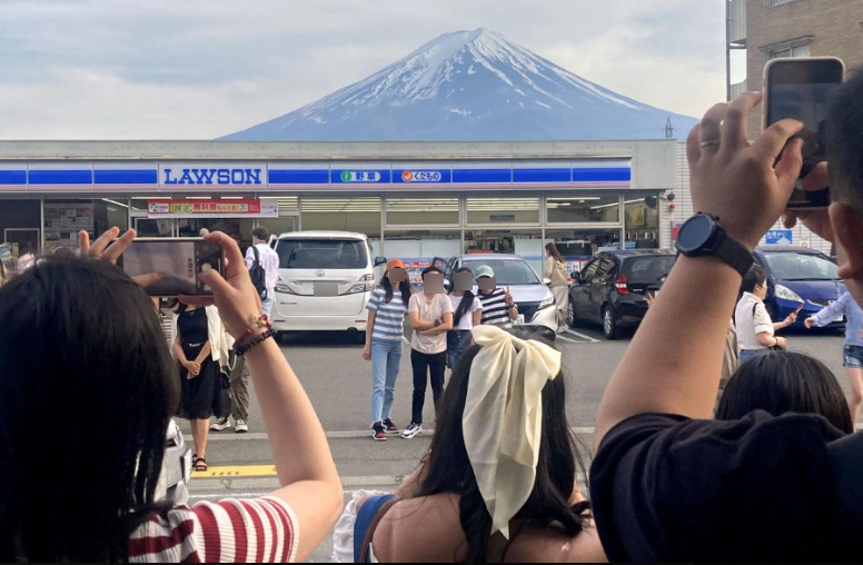 駐車場内で撮影する外国人観光客